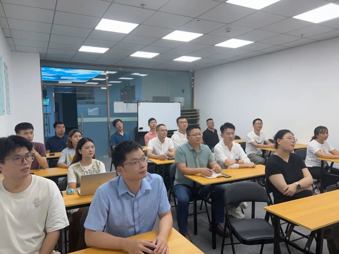 深圳新能源汽车促进会组织观看阅兵典礼，凝聚产业报国力量