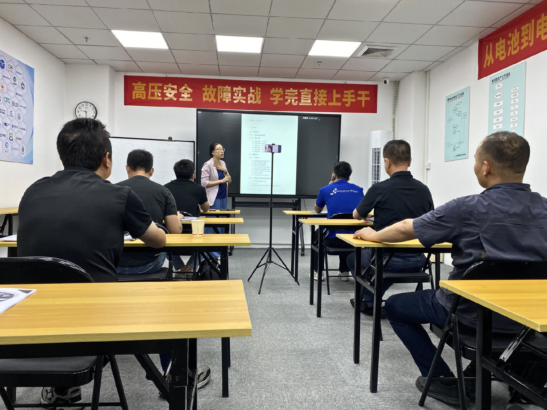9800元拿下工信部教考中心双证！小白也能转行新能源维修？6天实操+23天理论，真香！