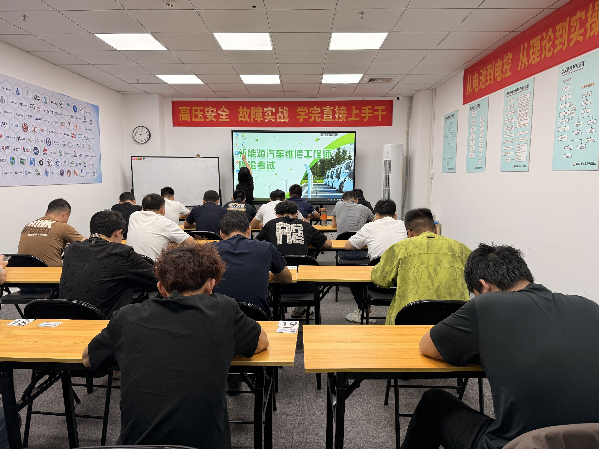 2026新能源专业应届生简历加分证书：这三本工信部证书，让你在HR眼里多留3秒钟