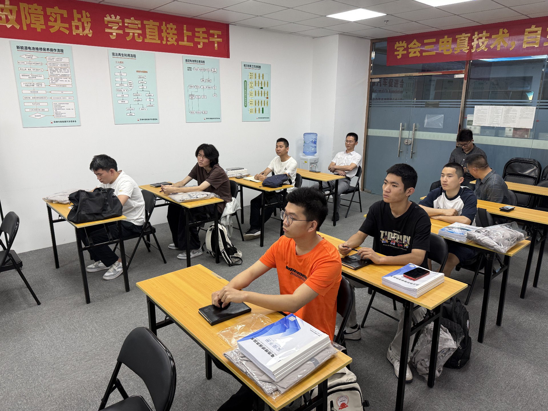 40岁以上汽修师傅，理论弱，照样能跟上新能源三电课程